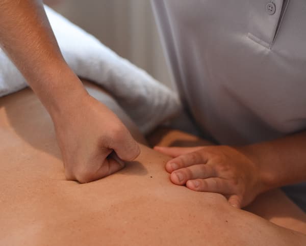 Huiles essentielles de massage et ingrédients naturels